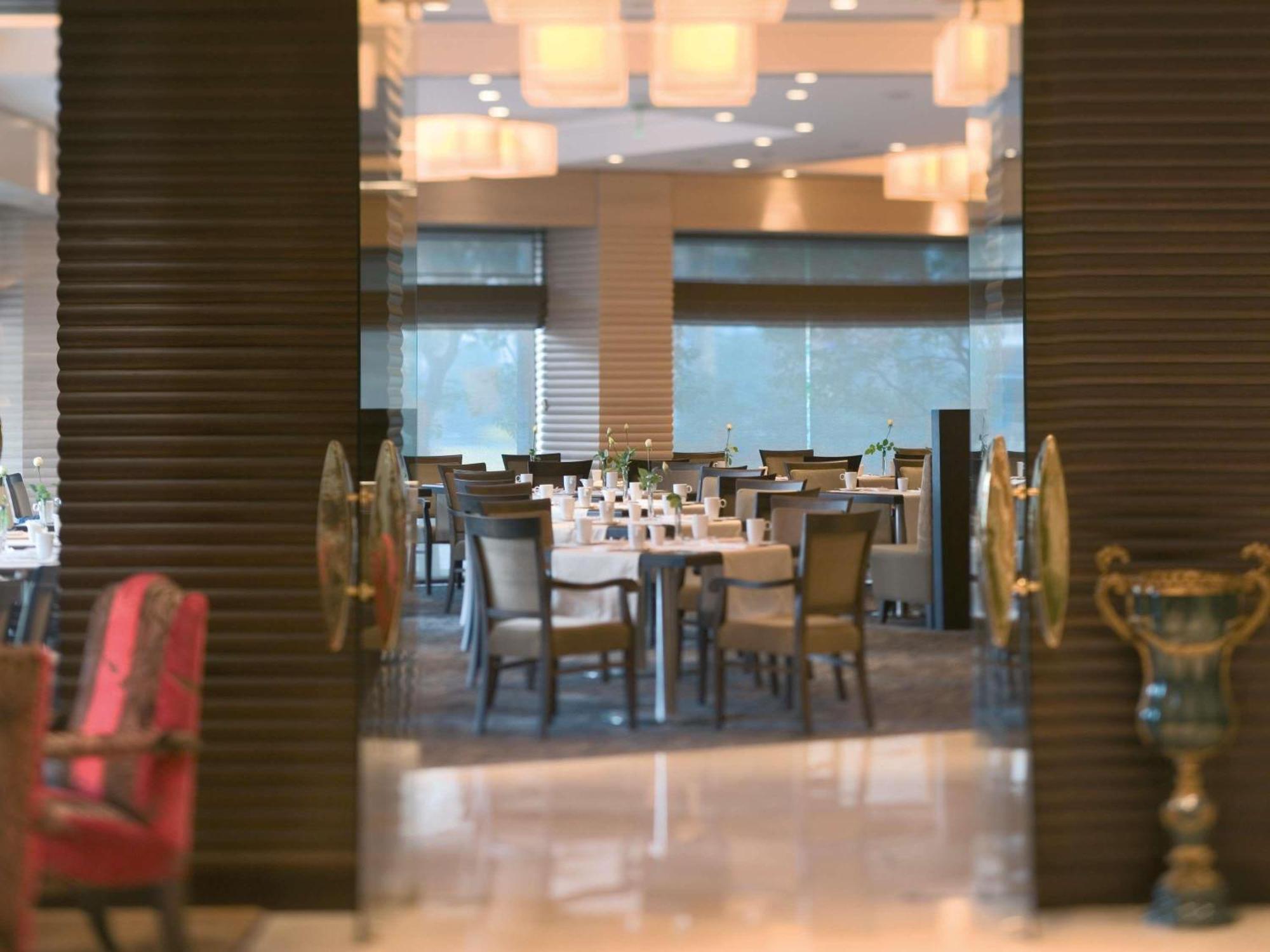 Mövenpick Hotel 5*